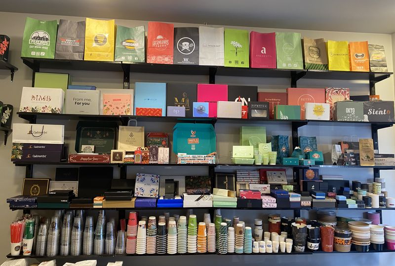 Showroom raflarında farklı ambalaj ürünleri